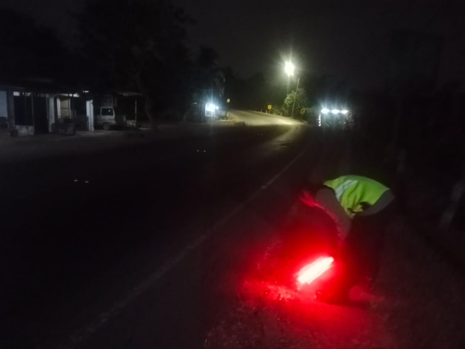 Respons Cepat Laporan Call Center 110, Polresta Cilacap Bersihkan Tumpahan Solar di Wanareja